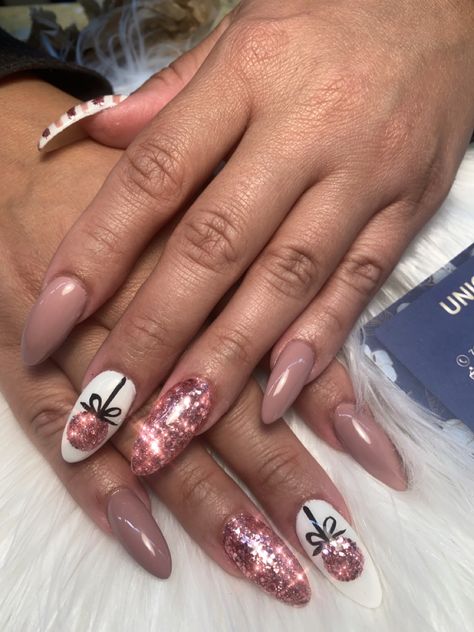 Christmas balls and glitter pink nails Christmas Ball Nail Art, Christmas Nails Baubles, Pink And Gold Christmas Nails, Pink New Years Nails, Rose Gold Christmas Nails, Bauble Nails, Holiday Nails Pink, Dec Nails, Glitter Pink Nails