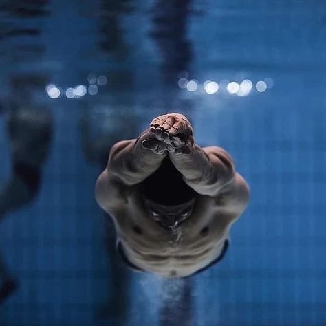 Swim.com on Instagram: “Flow through the water and closer to where you want to be 💧 The underwater world is where you can be one with yourself 💙 📸: @natacionfacil…” Swimming Motivation, Swimming Pictures, Underwater Portrait, Pool Poses, Swimmers Life, Sports Aesthetic, Keep Swimming, Swimming Workout, Swim Team