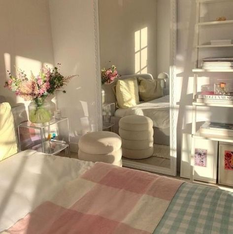 Spring Room Aesthetic, Light Pink Room Aesthetic, Spring Room, Soft Room, Flower Bedroom, Dekorasi Kamar Tidur, Pastel Room, Minimalist Room, Aesthetic Rooms