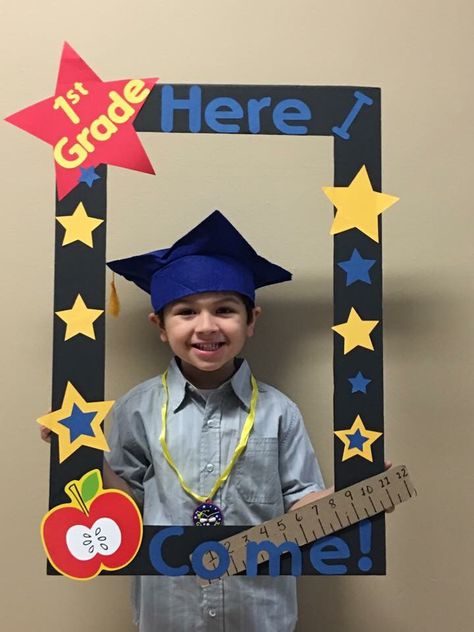 First Day Of School Door Ideas Preschool, Photo Booth Graduation Ideas, Kinder Graduation Ideas, Preschool Graduation Ideas, Preschool Graduation Decorations, Kindergarten Graduation Decorations, Kindergarten Graduation Ideas, Kindergarden Graduation, Preschool Graduation Party