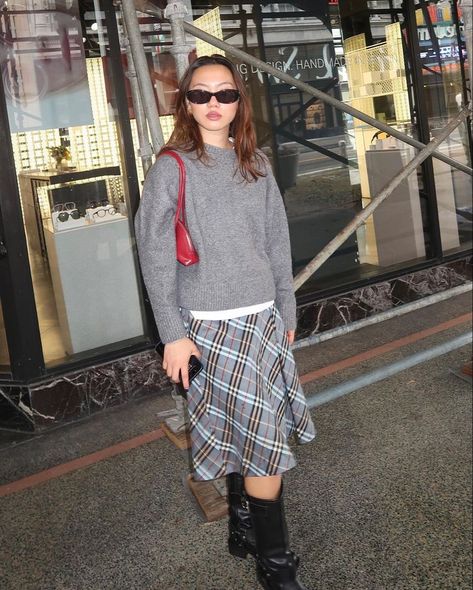 Geek Chic Outfits, Cool Girl Outfit, Instagram Grunge, Japan Outfits, Plaid Skirt Outfit, Fashion Trend Forecast, Winter Skirt Outfit, Grunge Vibes, Geek Chic