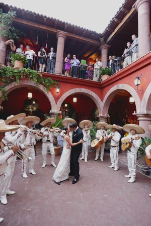 La música #mariachi siempre presente en los momento más importantes de la vida de los #mexicanos. Wedding With Mariachi, Mariachi At Wedding, Wedding Reception Mexico, Mariachi Band Wedding, Hispanic Wedding Decorations, Mariachi Proposal, Mexican Wedding Groom, Mexican Reception, Traditional Spanish Wedding