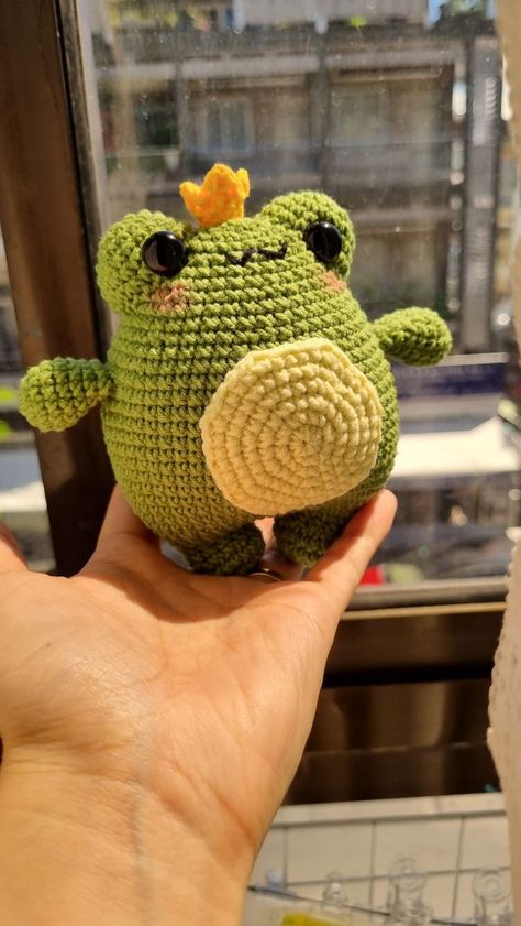 Prince Peach, Easy Crochet Animals, Cute Miniature, Quick Crochet Patterns, Crochet Frog, Frog Prince, Crochet Business, Kawaii Crochet, Fun Crochet Projects