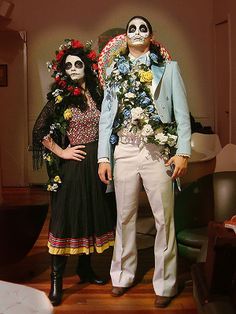 dia de los muertos costumes, If I could only get a guy to do this with me!!!! Any takers, i'll even help with the costume AND makeup!!! :) Dead Costume, Halloween Parejas, Best Couples Costumes, Dark Circus, Day Of Dead, Hallowen Costume, The Day Of The Dead, Couples Halloween, Fantasias Halloween