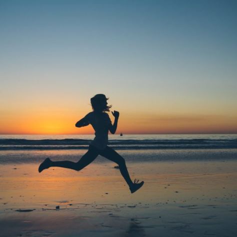 Running Photos, Benefits Of Walking, Vision Board Photos, Running On The Beach, Sports Aesthetic, Walking Exercise, Marathon Runners, Workout Aesthetic, Girl Running