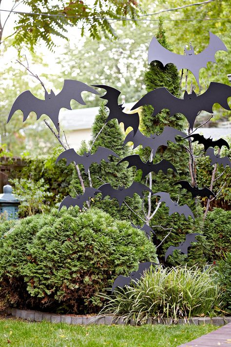 Flying Bat Display Scary Halloween Yard, Porche Halloween, Bat Display, Halloween Decorations To Make, Scary Halloween Decorations Outdoor, Halloween Diy Outdoor, Flying Bat, Halloween Decor Diy, Halloween Decorations Outdoor