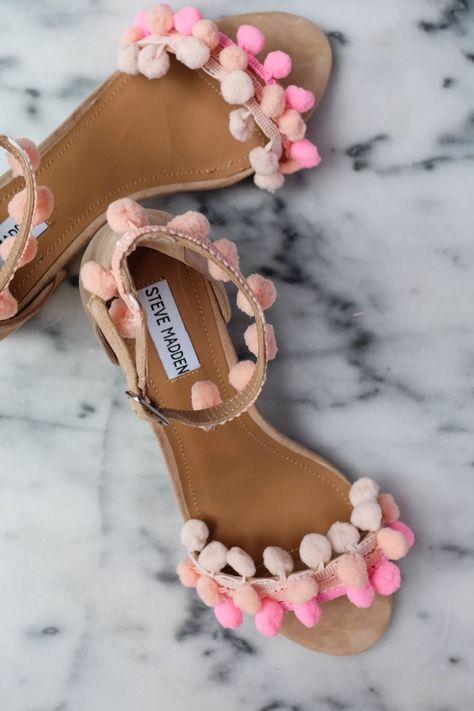 DIY Aquazzura Inspired Pom Pom Sandals - The Stripe Veja Women, Pompon Diy, Shoe Makeover, Pom Pom Sandals, Diy Sandals, Shoes Spring, Slingbacks, Fabulous Shoes, Diy Shoes