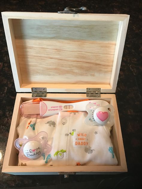 Surprise pregnancy announcement for husband Uppfostra Barn, Surprise Pregnancy Announcement, Baby Announcement To Husband, Vogue Kids, Cute Pregnancy Announcement, Awesome Mom, Baby Sleep Problems, Foto Tips, Baby Kit