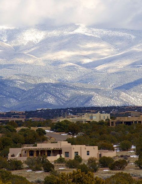 Santa Fe New Mexico and the snowy Sangre de Christo mountains Santa Fe Mountains, New Mexico Mountains, Mexico Mountains, Southwest Architecture, Mexico Homes, New Mexico Homes, Sante Fe, Mexico Art, Visit Santa