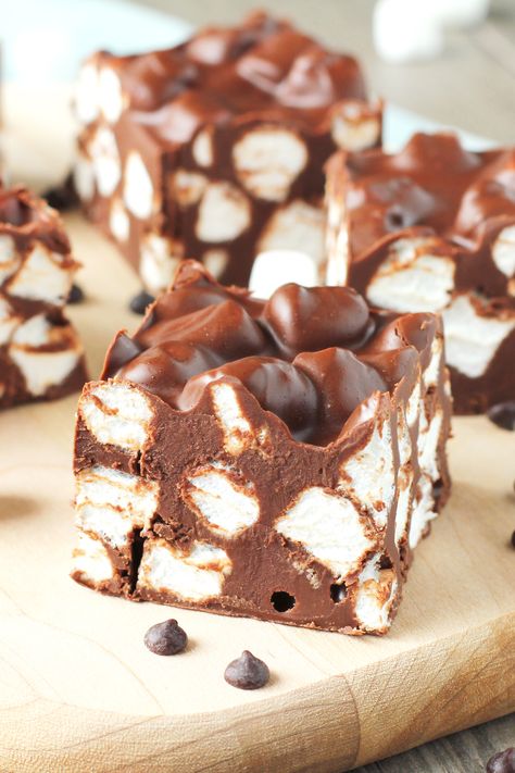 Peanut Butter Marshmallow Fudge - Delicious as it Looks Peanut Butter Marshmallow Fudge, Peanut Butter Marshmallow Squares, Fudge Candy, Marshmallow Fudge, Rocky Road Fudge, Peanut Butter Kiss Cookies, Chocolate Peanut Butter Recipes, Peanut Butter Marshmallow, Peanut Butter Chocolate Bars