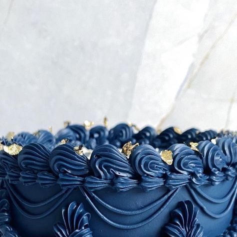 BESPOKE VINTAGE RETRO CAKES on Instagram: "I initially coated this navy blue cake with a colour that I thought was perfect but it developed overnight & ended up being too dark turning into a blue black colour.  I scraped it all off, mixed a new batch of colour and here we are….  This beautiful navy blue shade. 💙  Colours: black + royal blue by @colour.mill" Blue And Black Cake, Navy Blue And Gold Cake, Dark Blue Cake, Navy Blue Cake, Retro Cakes, Blue Black Colour, Navy Cake, Royal Blue Cake, Navy Cakes