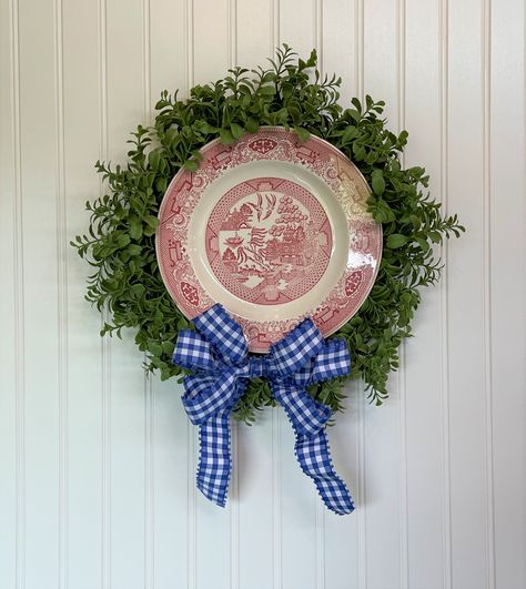 Decorating With Gingham, Vintage Plate Wreath, Wreath With Plates, China Plate Wreath, Dish Wreaths, Plate Wreath Diy, Plate Wreaths, Plate Wreath, Teacup Crafts