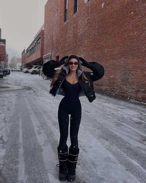 Instagram photo by Lexi Rivera • Jul 24, 2024 at 1:57 PM Mode Au Ski, Ski Trip Outfit, Lexi Rivera, Ski Outfit, Winter Fashion Outfits Casual, Snow Outfit, Cold Outfits, Skiing Outfit, Legging Outfits