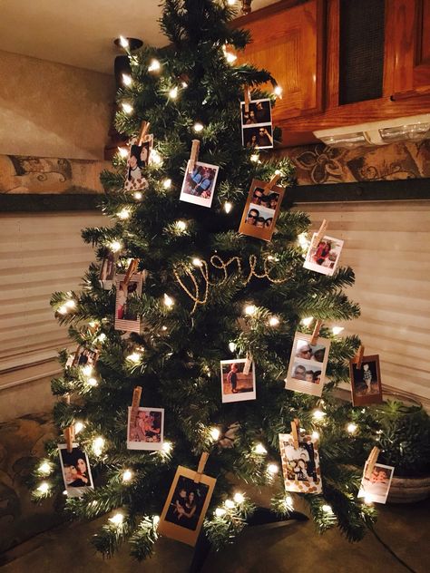 Polaroid Tree Christmas, Christmas Tree With Polaroids, Photo Tree Christmas, Pictures On Christmas Tree, Christmas Tree With Pictures On It, Polaroid Christmas Tree, Christmas Tree For Apartment, Outdoor Tree Decor, Picture Christmas Tree