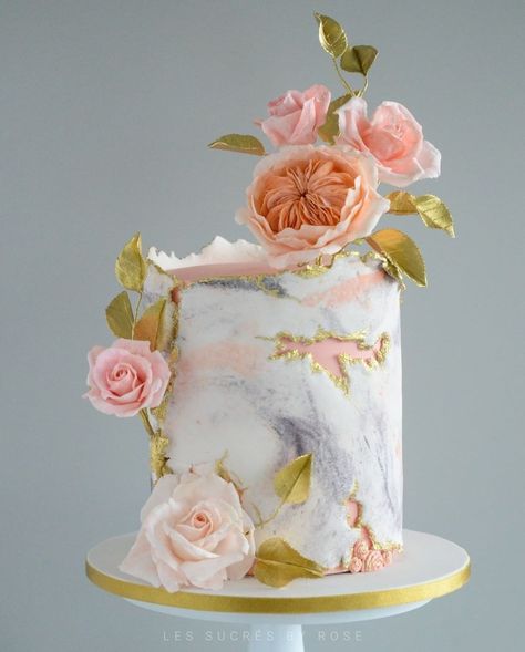 Beautiful peach color marble cake with roses and david austin wafer paper rose. Cake Marble Design, Marble Birthday Cake, Final Cake, Cake Marble, Cake With Roses, Wafer Paper Flowers, Color Marble, Cake Simple, Marble Cake