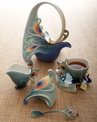 "Luminescence Peacock" Tea Set - Beautiful!  I would drink tea all the time with this beautiful set. Teko Teh, Smart Tiles, Teapots And Cups, My Cup Of Tea, Chocolate Pots, Tea Service, Cups And Mugs, Coffee Pot, Ceramic Art