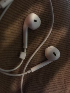 Apple Earphones Aesthetic, Earphone Aesthetic, Maya Core, Earphones Aesthetic, Photography Tea, Rappers Aesthetic, 90s Rappers Aesthetic, Apple Earphones, 90s Rappers