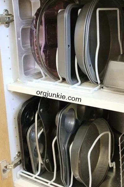 Dollar Tree Organization, Diy Rangement, Pan Organization, Organized Kitchen, Store Hacks, Dollar Store Hacks, Konmari Method, Cheap Storage, Kitchen Pantry Cabinets