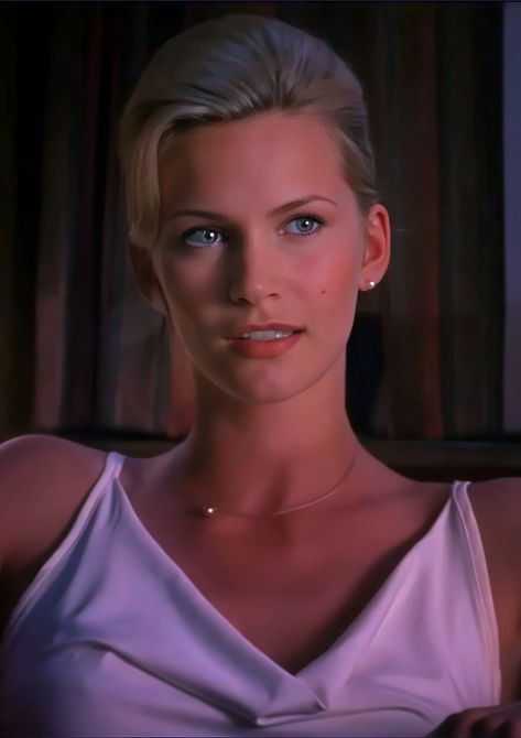 Natasha Henstridge in The Whole Nine Yards (2000) Natasha Henstridge, 90s Stars, Classic Beauty, Favorite Celebrities, The Whole, Hollywood, Actresses, Celebrities, Beauty