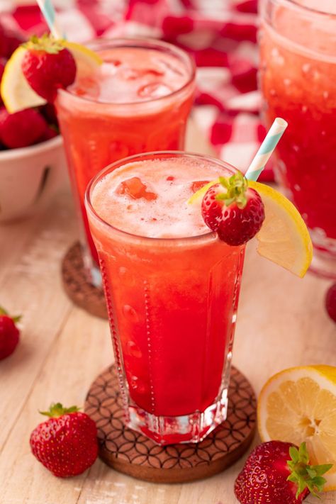 This Strawberry Lemonade is the perfect mix of bright lemons, sweet strawberries, and fizzy club soda - just what you need on a summer afternoon! Xmas Bread, Apple Pandowdy Recipe, Pumpkin Pound Cake Recipes, Easy Strawberry Lemonade, Homemade Strawberry Lemonade, Strawberry Lemonade Recipe, Desserts Table, Dump Cake Pumpkin, Strawberry Vodka