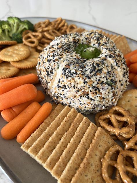 Everything Bagel Cheeseball Recipe - The Styled Press Everything Bagel Cheeseball, Pumpkin Cheese Ball, Cheeseball Recipe, Everything Bagel Seasoning, Bagel Seasoning, Pretzel Sticks, Pumpkin Stem, Cheese Ball Recipes, Faux Pumpkins