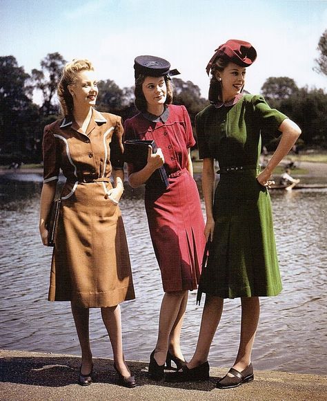 In 1940s, plain color dresses were trendy. That's why women wore more makeup, do their hairs and carrying hand bags to not just be plain looking 40s Mode, 1940s Fashion Women, Norman Hartnell, 1940s Women, 1940s Woman, Estilo Pin Up, Mode Retro, Fashion 1940s, Character Clothing