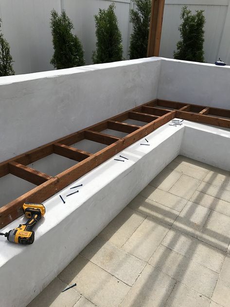 Custom Outdoor Seating DIY - Room for Tuesday Blog Ruang Tamu Outdoor, Outdoor Sofa Diy, Diy Concrete Patio, Diy Patio Ideas, Design Per Patio, Diy Outdoor Seating, Backyard Seating Area, Concrete Patios, Backyard Seating