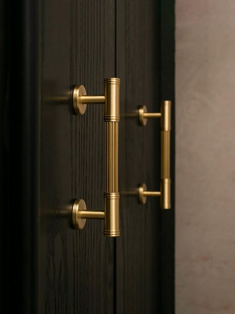 The collection of Gold Cabinet Handles is absolutely a stunning addition to enhance the aesthetics of your kitchen, wardrobe, or drawers. Crafted with utmost precision, these handles are made of high-quality brass, ensuring durability and long-lasting performance. With their exquisite textured design, they exude elegance and style, making them a perfect choice for both modern and traditional interiors. ▶ Highlights: - Made of high-quality brass for durability and longevity - Linear design on the Adjustable Cabinet Pulls, Gold Handles Kitchen Cabinets, Brass Kitchen Cabinet Hardware, Kitchen With Brass Hardware, Kitchen With Gold Hardware, Kitchen Cabinet Handles Gold, Gold Hardware Kitchen, Cabinet Hardware Trends, Black And Brass Kitchen