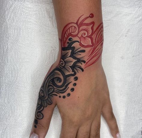 Hand Tattoo Cover Up, Wrist Tattoo Cover Up, Girl Neck Tattoos, Henna Inspired Tattoos, Rose Tattoos For Women, Hand Tattoos For Girls, Hand And Finger Tattoos, Spine Tattoos For Women, Tattoos For Black Skin