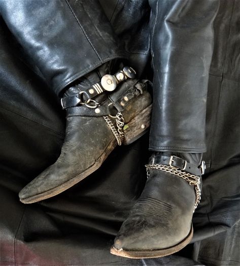 Gothic Men Aesthetic, The Lost Boys Aesthetic, Lost Boys Aesthetic, Cade Eaton, Goth Cowboy, Cowboy Boot Outfits, Mode Rock, Western Stuff, Cowboy Aesthetic