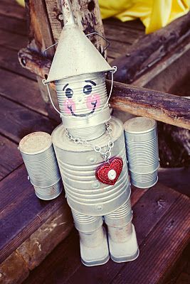 Tin Man made from recycled cans- what a fun craft to do with the kids after watching The Wizard of Oz! Oz Büyücüsü, Projek Diy, Junk Garden, Diy Yard Art, Yard Art Crafts, Kerajinan Diy, Tin Can Art, Tin Can Crafts, Garden Porch