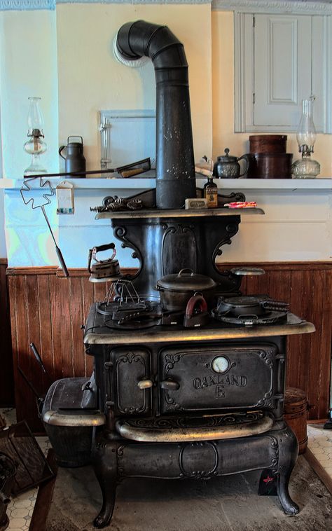 https://flic.kr/p/216pafL | Cast Iron Stove | Both Memorial Park, Stratford, CT Wood Stoves Ideas, Antique Cast Iron Stove, Antique Kitchen Stoves, Antique Wood Stove, Wood Burning Cook Stove, Antique Interior Design, Wood Stove Cooking, Old Stove, Wood Stove Fireplace