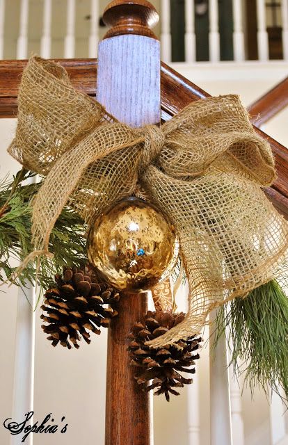 Farmhouse Wreaths, Christmas Stairs, Pretty Christmas Decorations, Christmas Staircase, Christmas Farmhouse, Gold Christmas Decorations, Holiday Display, Burlap Christmas, Front Entrance