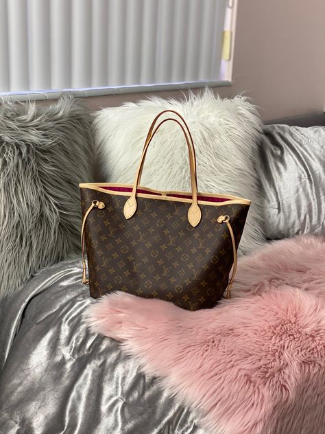 Lv Shopping Bag, Lv Bags Aesthetic, Louis Vuitton Shopping Bag Aesthetic, Lv Neverfull Black, Lv Neverfull Inside Out, Louis Vuitton Travel, Louis Vuitton Neverfull Mm, Handbag Essentials, Bag Suitcase