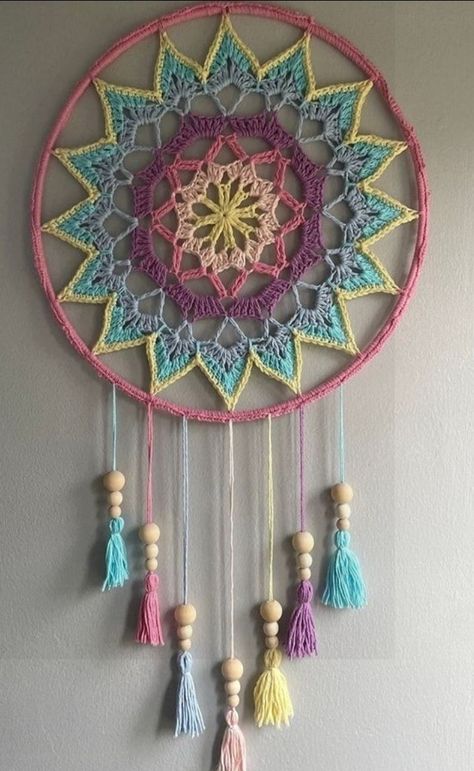 Crochet Dreamcatcher Pattern Free, Dream Catcher Ideas, Dream Catcher Crochet, Keyring Ideas, Crochet Wallpaper, Beaded Dream Catcher, Crochet Dreamcatcher Pattern, Crochet Dream Catcher, Dreamcatcher Crochet