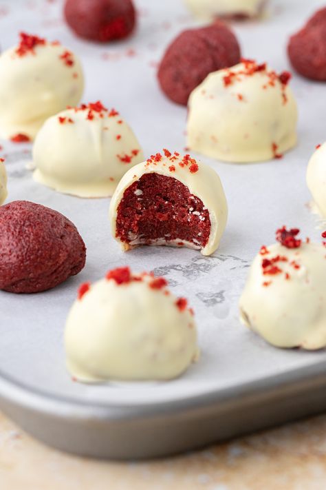 Red Velvet Bites, Valentine Baking Recipes, Truffle Bites, Cinnamon Roll Blondies, Red Velvet Truffles, Valentines Day Cookie Recipe, Red Velvet Cake Pops, Coffee And Walnut Cake, Cake Stall