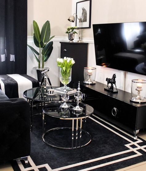 Black Glam Living Room, Small Glam Living Room, Black And Silver Living Room, Glam Rooms, Efficiency Apartment, Black Sofa Living Room Decor, Glamour Living Room, Black Sofa Living Room, Black And Gold Living Room