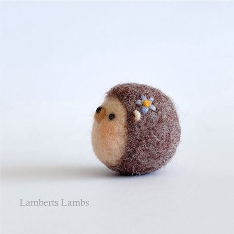 Simple Felted Animals, Hedgehog Needle Felt, Needle Felting Hedgehog, Simple Needle Felting Ideas, Easy Felted Animals, Small Felt Animals, Beginner Felting Projects, Simple Felt Animals, Easy Needle Felting Ideas For Beginners