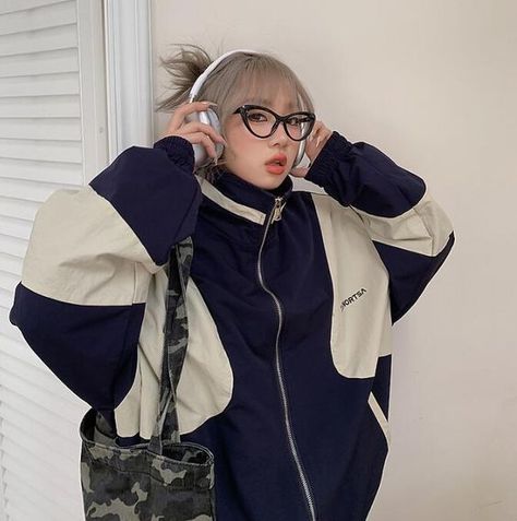 This beautiful this pants I look super good and it looks beautiful. The fabric is thick of good quality Korean Windbreaker Outfit, Korean Jackets For Women, Windbreaker Jacket Aesthetic, Oversized Varsity Jacket Outfit Women, Korean Jacket Outfit, Spring Jackets For Women 2024, Oversized Jacket Aesthetic, Varsity Jacket Korean, Windbreaker Jacket Outfit