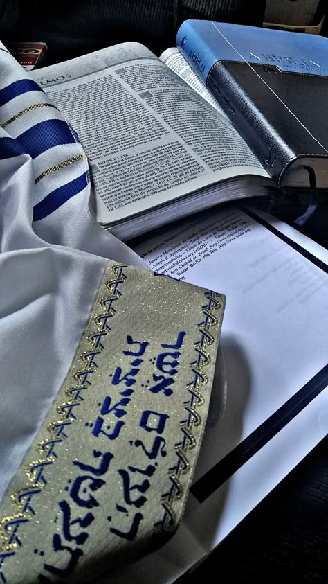 Torah Aesthetic, Jewish Wallpaper Iphone, Karaite Judaism, Jewish Wallpaper Aesthetic, Hebrew Aesthetic, Judaism Aesthetic, Jew Aesthetic, Judaism Art, Jewish Aesthetic