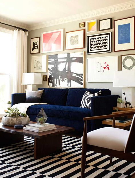 25 Stunning Living Rooms with Blue Velvet Sofas Blue Velvet Sofa, Blue Couches, Asia Tenggara, Eclectic Living Room, Perfect Blue, Blue Sofa, Decoration Inspiration, Design Living Room, Inspiration Wall