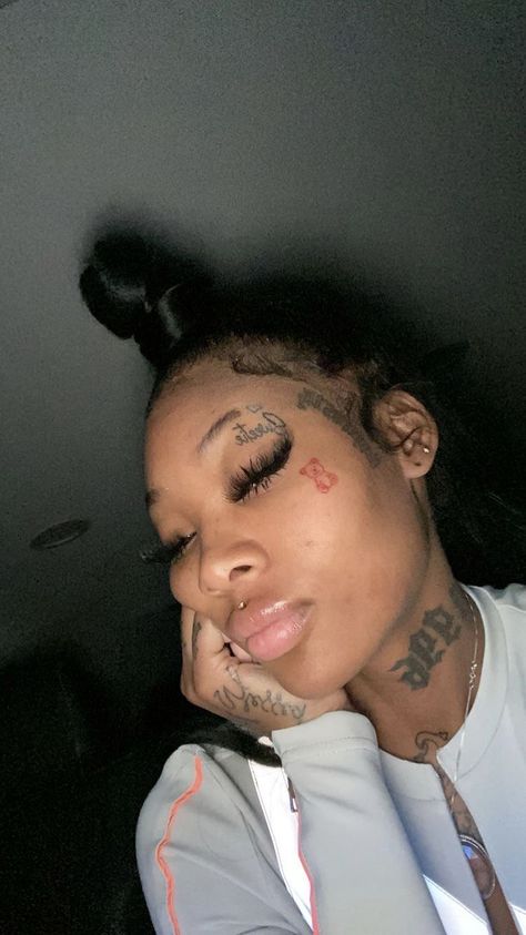 Females With Face Tattoos, Summer Walker Face Tattoo, Cute Female Face Tattoos, Baddie Face Tattoos, Female Face Tattoo Ideas, Tatted Baddies, Female Face Tattoo, Baddie Tattoo Ideas Female, Small Face Tattoos