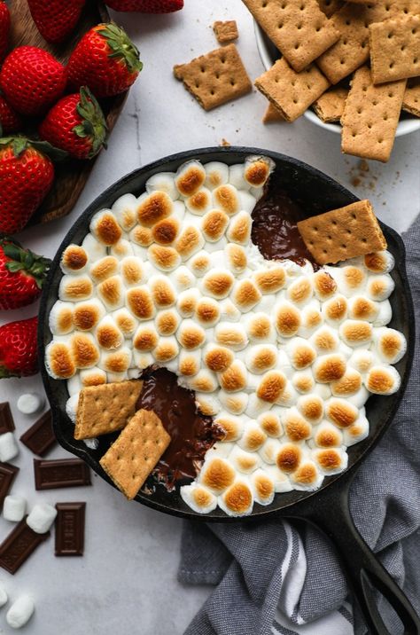 Quick, easy and only 3 ingredients! This tasty skillet dessert is so much fun to serve for a crowd and perfect for spring and summer! (Plus no campfire needed!) Skillet Dip, Skillet Desserts, Banana Bread Brownies, Smores Dip, Campfire Desserts, Gluten Free Graham Crackers, Cookie Dough Bars, Caramel Chocolate Chip Cookies, Dairy Free Chocolate Chips