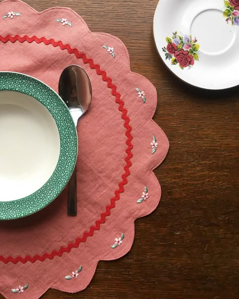 Table Placemats Sewing, Embroidered Placemats Diy, Sewing Placemats, Scalloped Placemat Pattern, Sew Much Fun Placemats, Placemats Ideas, Anthropologie Placemat, Diy Placemats, Kitchen Textiles