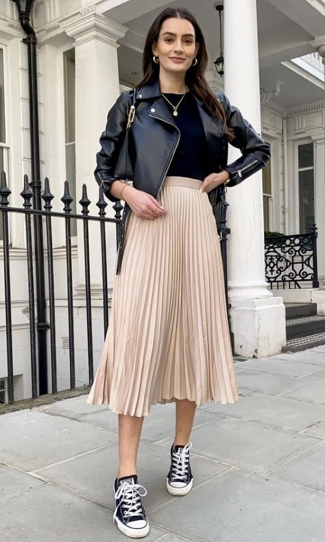 Pleated Skirt Outfit Ideas, Beige Skirt Outfit, Pleated Midi Skirt Outfit, Moda Pinup, Skirt Outfits Aesthetic, Black Skirt Outfits, Skirt Outfits Summer, Pleated Skirt Outfit, Mode Grunge