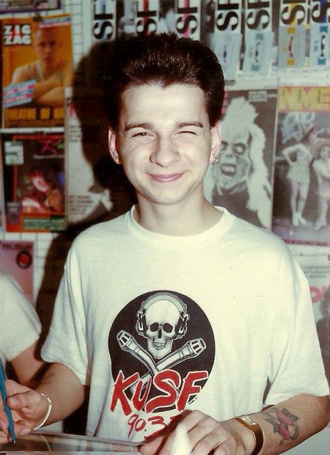 Dave Gahan, 1982 - Photo by Janet Merrill.                                                                                                                                                                                 Más Dave Gahan 90s, Depeche Mode Wallpapers Iphone, Depeche Mode Logo, Mode Logos, Mode Logo, Alan Wilder, Mode Swag, Martin Gore, Enjoy The Silence