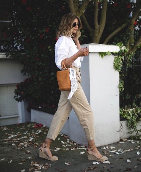 Beige Pants White Shirt, Espadrilles Outfit Summer, Alpargatas Outfit, Chinos Women Outfit, Wedge Outfit, Street Poetry, Capri Summer, Espadrilles Outfit, Wedges Outfit