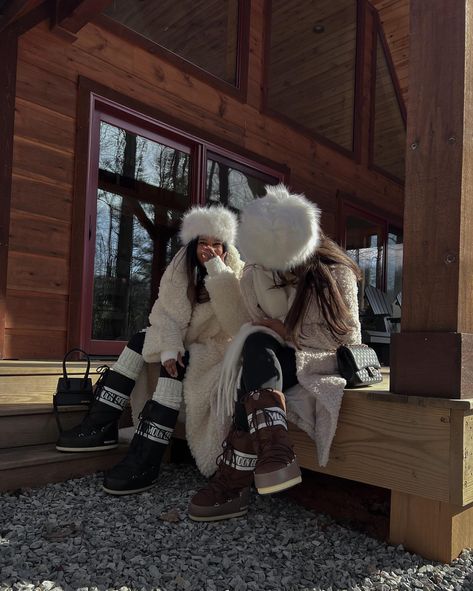 St Moritz Outfit, Winter Luxury Outfits, Moon Boots Outfit Winter, Moonboots Outfits, St Moritz Winter, Moon Boots Outfit, Colorado Fashion, Winter Vacation Outfits, Luxury Outfit