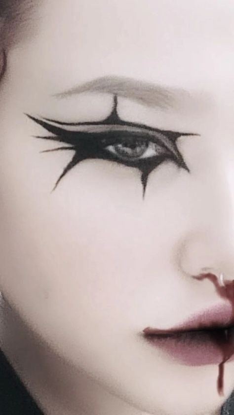 Nu Metal Makeup, Heavy Metal Eyeliner, Heavy Metal Makeup, Appearance Aesthetic, Emo Eyeliner, Metal Makeup, Goth Eye Makeup, Eyeliner Makeup, Make Up Inspo