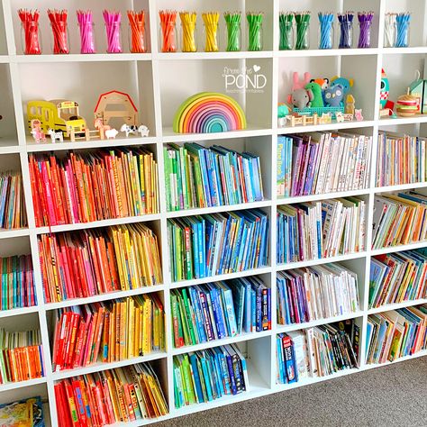 Books In Rainbow Order, Rainbow Homeschool Room, Rainbow Shelf Decor, Rainbow Craft Room, Kids Home Library, Rainbow Book Shelf, Girl In Library Aesthetic, Reader Aesthetic Girl, Rainbow Organization